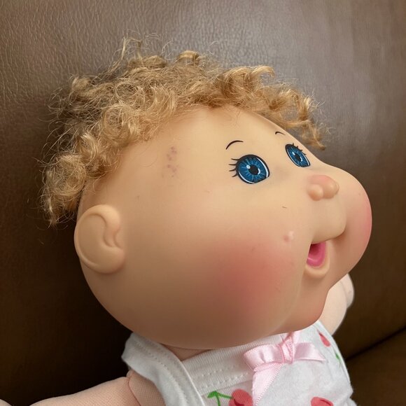 Cabbage Patch Kids Girl Doll Curly Hair - Picture 2 of 8